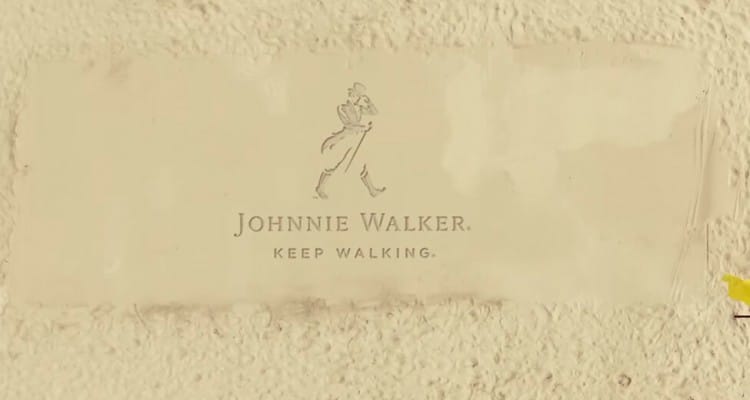 Thumb do artigo Johnnie Walker sugere otimismo na virada e enche a praia mensagens para 2016