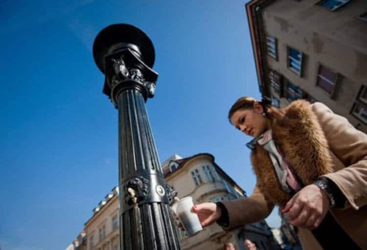 A prefeitura de Zalec resolveu inovar e criou a primeira fonte pública de cerveja, onde os visitantes pagam 6 euros por uma caneca que pode ser enchida 3 vezes com cerveja de Bratislavia