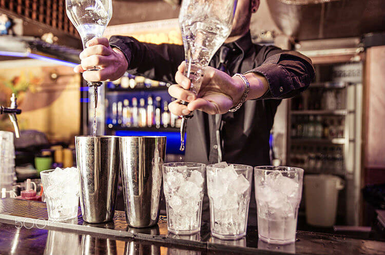 bartender fazendo drink