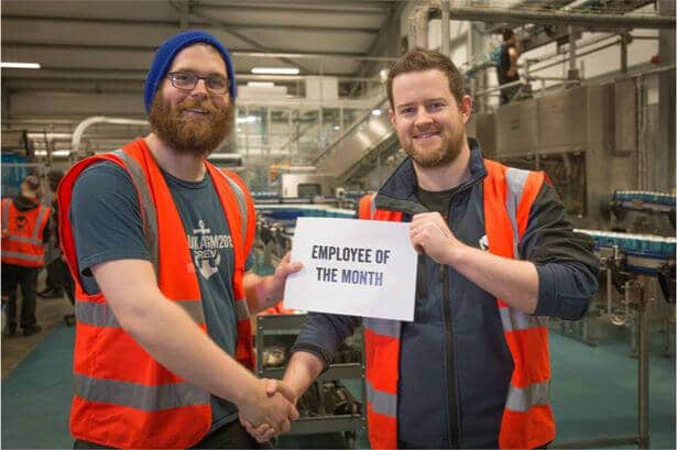 Empregadoo do mês da Brewdog recebendo a homenagem