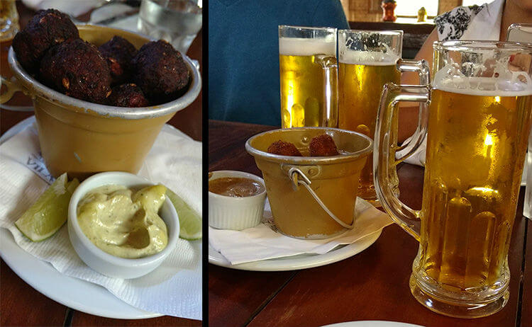 croquetes e bolinho de cevada com chopp pilsen