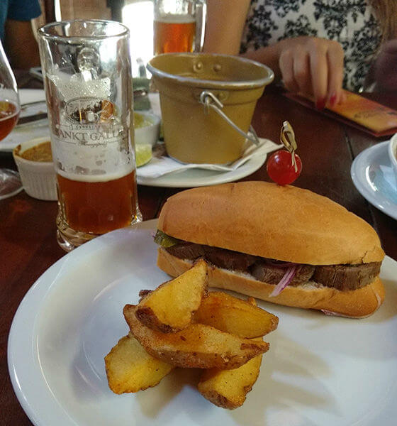 Sanduíche e batatas com chopp especial de outono