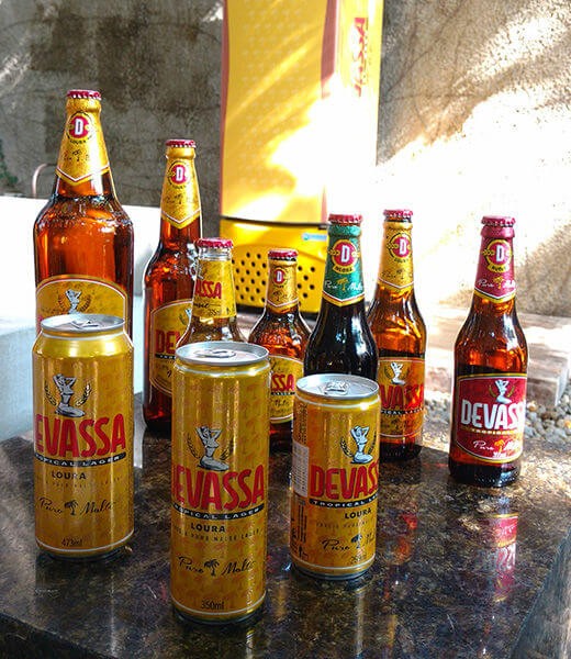 Garrafas e latadas da cerveja  Devassa