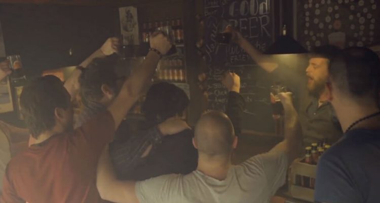 Thumb do artigo Cerveja Old Irish impressiona com ação que mistura mundo real e virtual