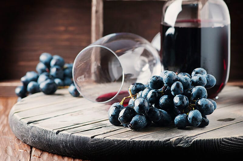 taça de vinho e uvas