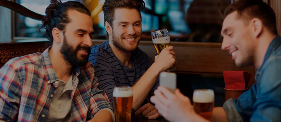 amigos bebendo cerveja na festa de fim de ano da empresa