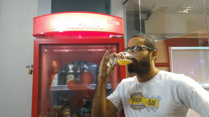 dulcetti bebendo cerveja na fábrica grupo petrópolis