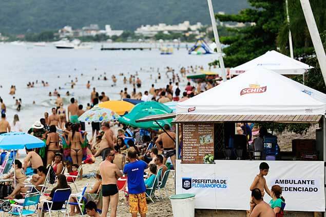 praia de florianópolis com quiosque