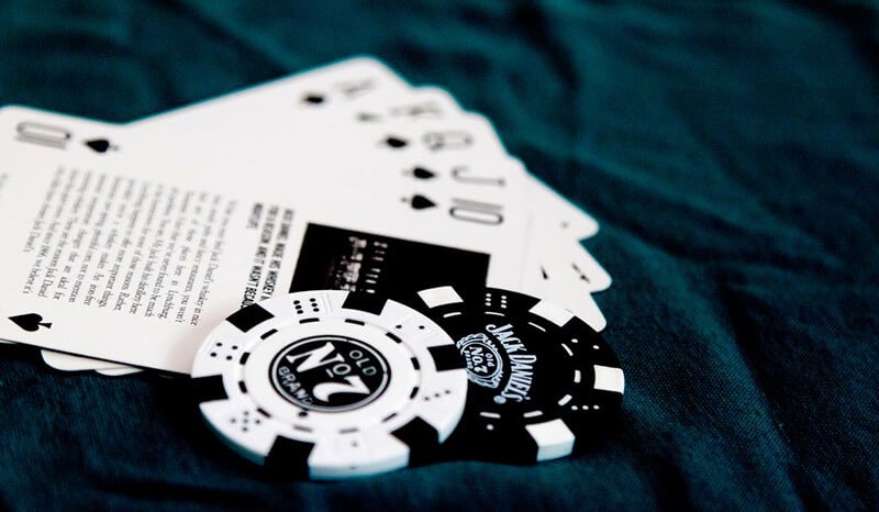 baralho e fichas de poker do jack daniel's