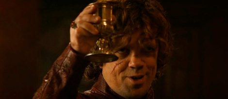 tyrion lannister segurando taça de vinho