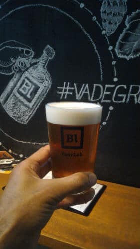 Copo com chopp do BeerLab