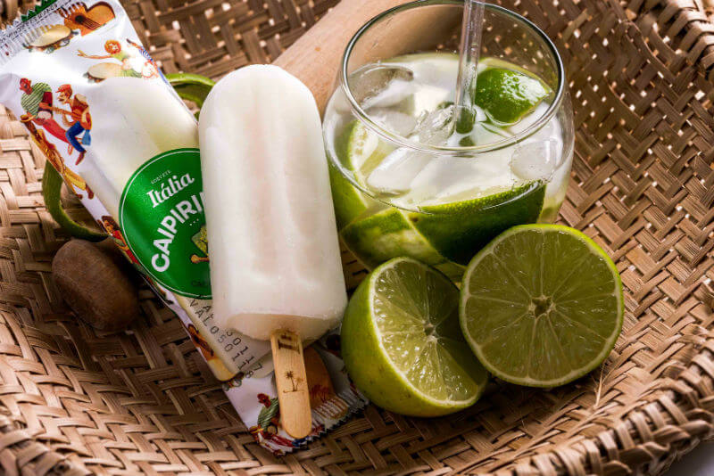 Picolés alcoólicos de caipirinha