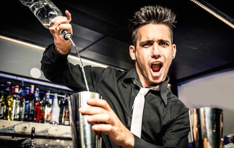 bartender brincando