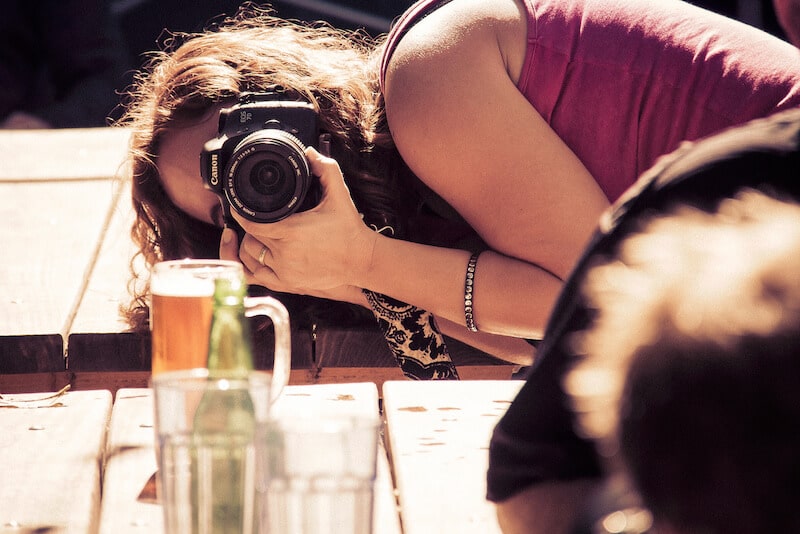 mulher fotografando cerveja