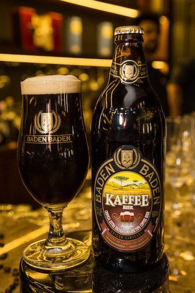 garrafas e taças da Baden Baden Kaffee Bier