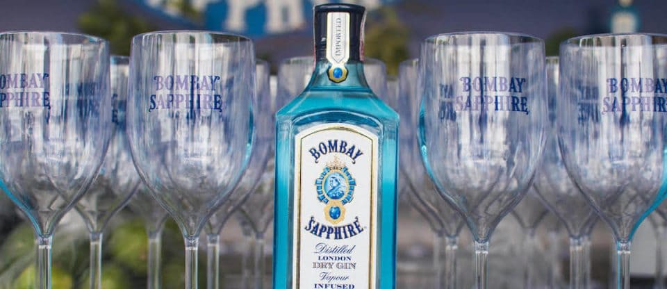 copos e garrafas do Bombay Sapphire