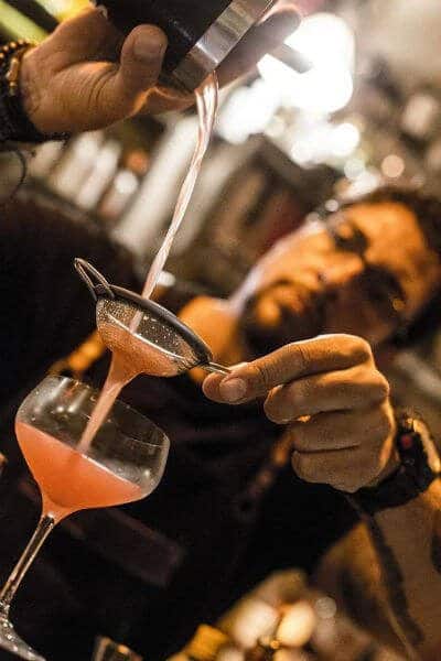 walter garin preparando drink com red label no Speakeasy