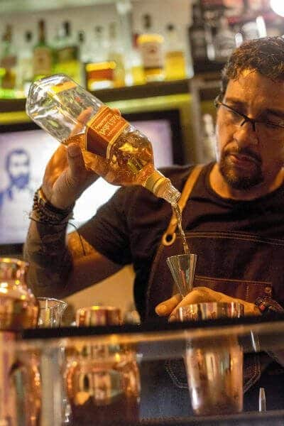 walter garin preparando drink com red label no Speakeasy