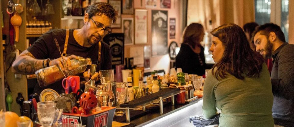 walter garin preparando drink no balcão com casal olhando