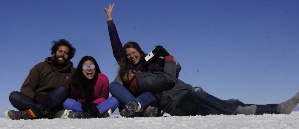 Galera bebendo no Salar de Uyuni