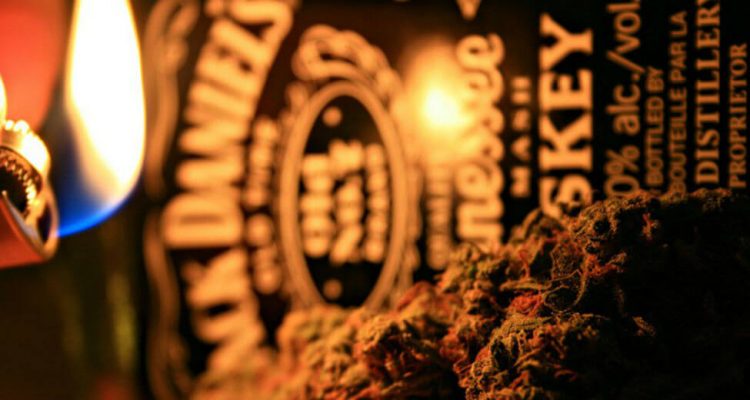 Thumb do artigo Na hora do sexo: Maconha é melhor que álcool? Pesquisa diz que sim