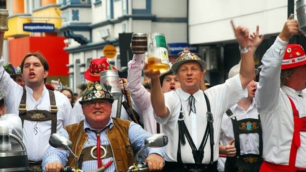 Carregamento de canecas de chopp Oktoberfest