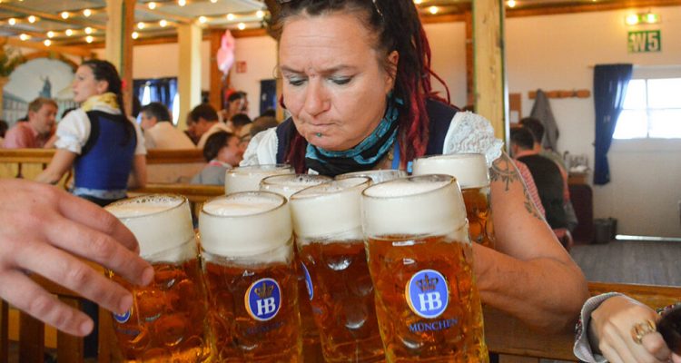Thumb do artigo Na Oktoberfest, um recorde mundial: Carregamento de canecas de chopp