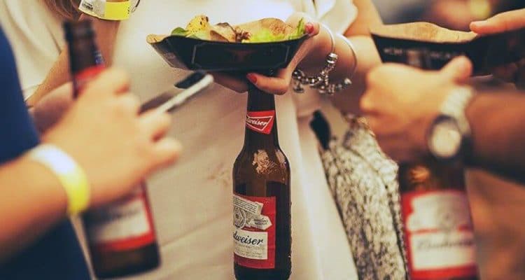 Thumb do artigo Budweiser une cerveja e churrasco no livro Bud & BBQ