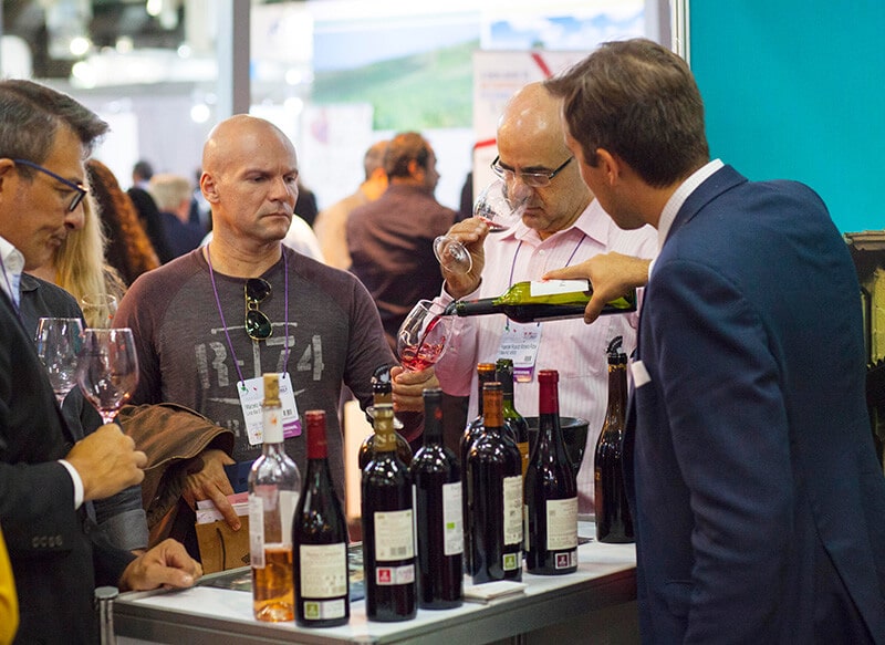 garçom servindo vinho no Bahia Vinho Show