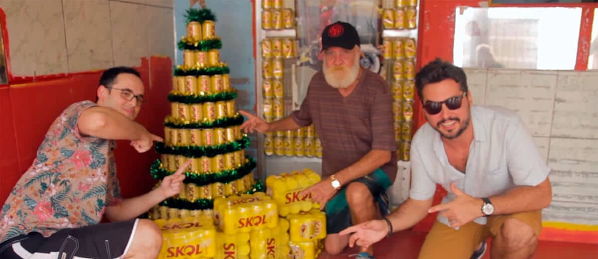 Skol presenteia fã com Arvore de Natal de latinhas » Papo de Bar