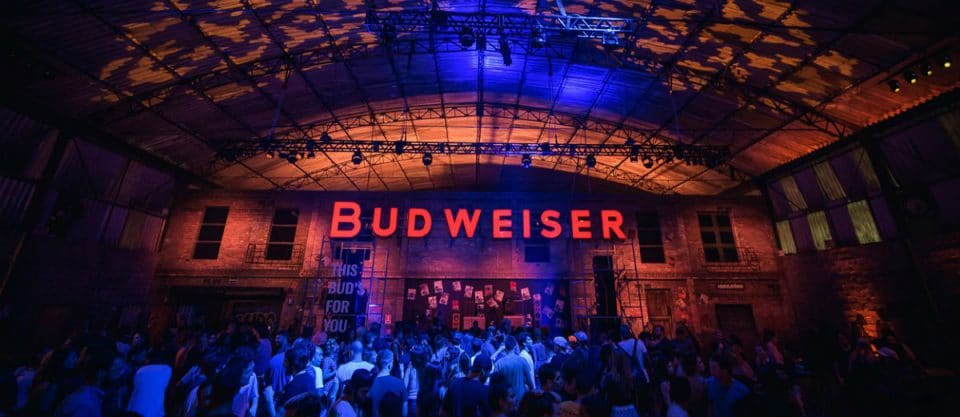 galera no evento da budweiser