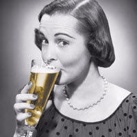 mulher bebendo cerveja