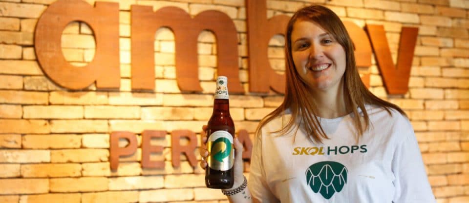 SKOL Hops e mestre cervejeira laura