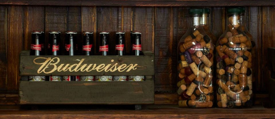 caixa com garrafas de budweiser