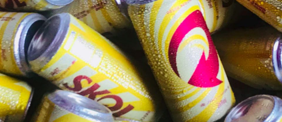 latas de skol, porque a Skol merece palmas