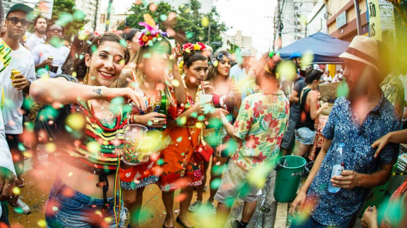 bloco de carnaval e purpurina