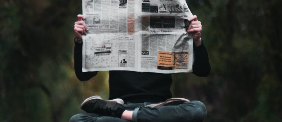 homem lendo jornal