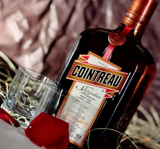 garrafa e shot de cointreau