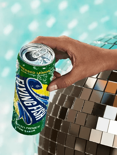 Garrafa da cerveja flying fish com um globo